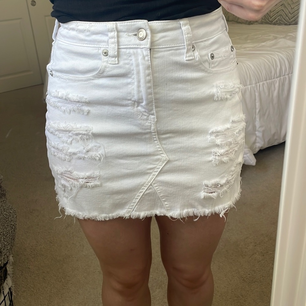 American Eagle Outfitters White Distressed Denim Mini Skirt Stretchy w/ Pockets